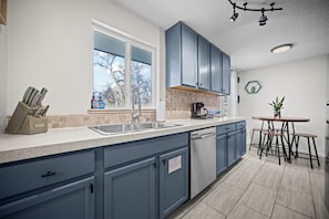 Fridge, microwave, oven, stovetop - Arvada Retreat: Family & Dog-Friendly, Fire Pit (Arvada)