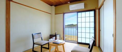 Standaard Twin kamer, gedeeltelijk uitzicht op meer | Een kluis op de kamer, verduisterende gordijnen, gratis wifi