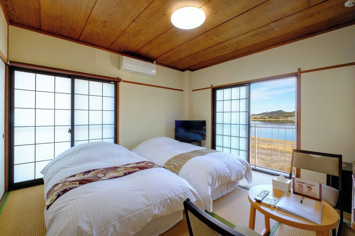 Economy Twin Room | In-room safe, blackout drapes, free WiFi