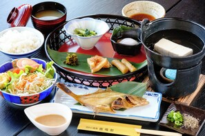 Daily Japanese breakfast (JPY 2200 per person) - Rokumeikan (Yurihama)