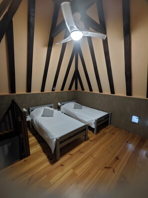 4 bedrooms, iron/ironing board, WiFi, bed sheets