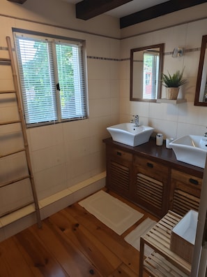 Bruser, hårtørrer, håndklæder