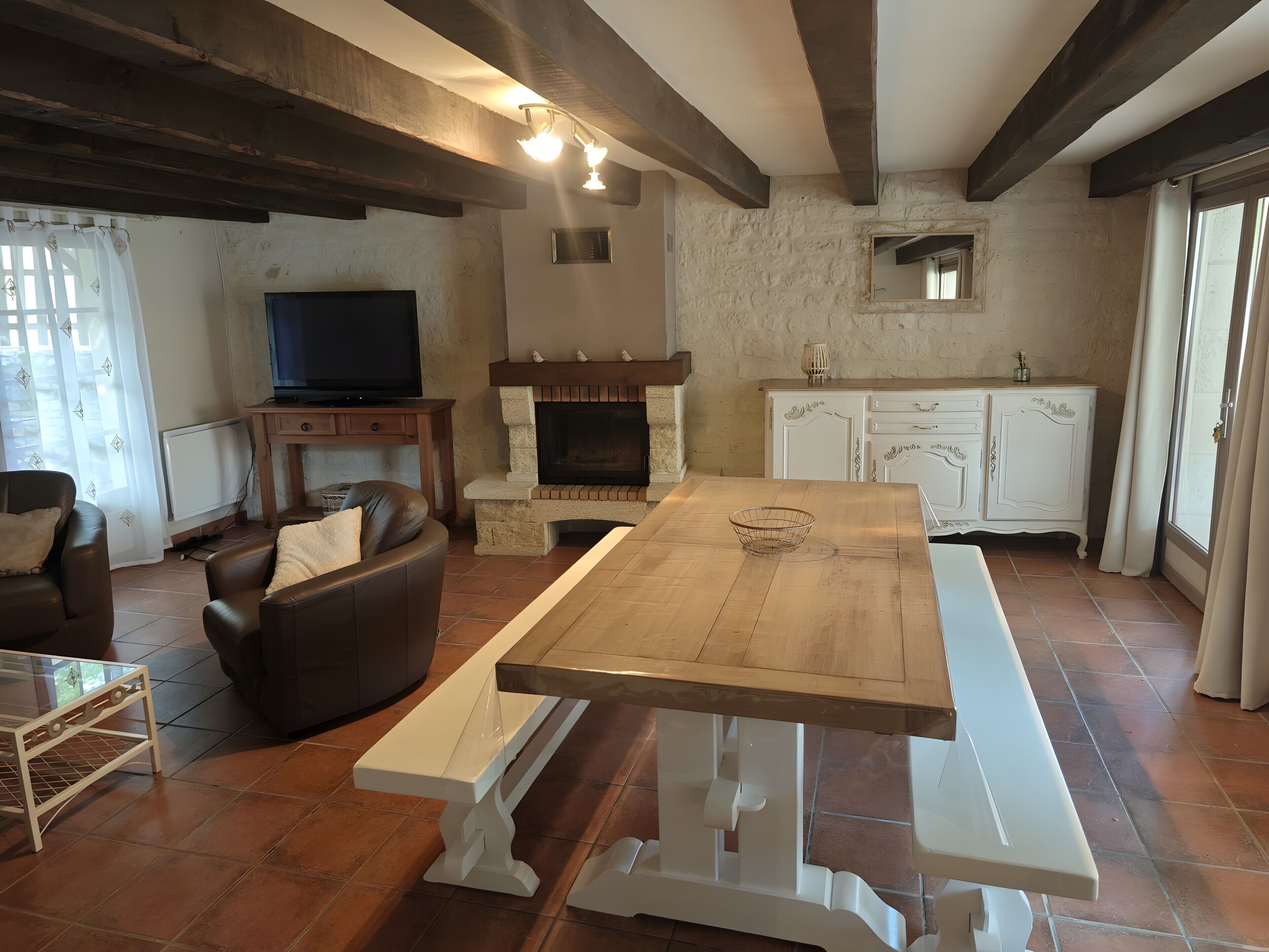 Televisie en een open haard