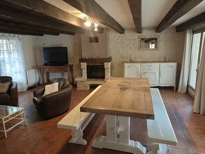 TV, fireplace - Gîte du Mas de Palaille – Pool & Nature between Aveyron and Lot (Salvagnac Cajarc)