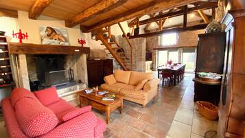 Smart TV, fireplace, DVD player, ping pong