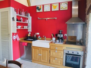 Kylskåp, mikrovågsugn, ugn och spishäll