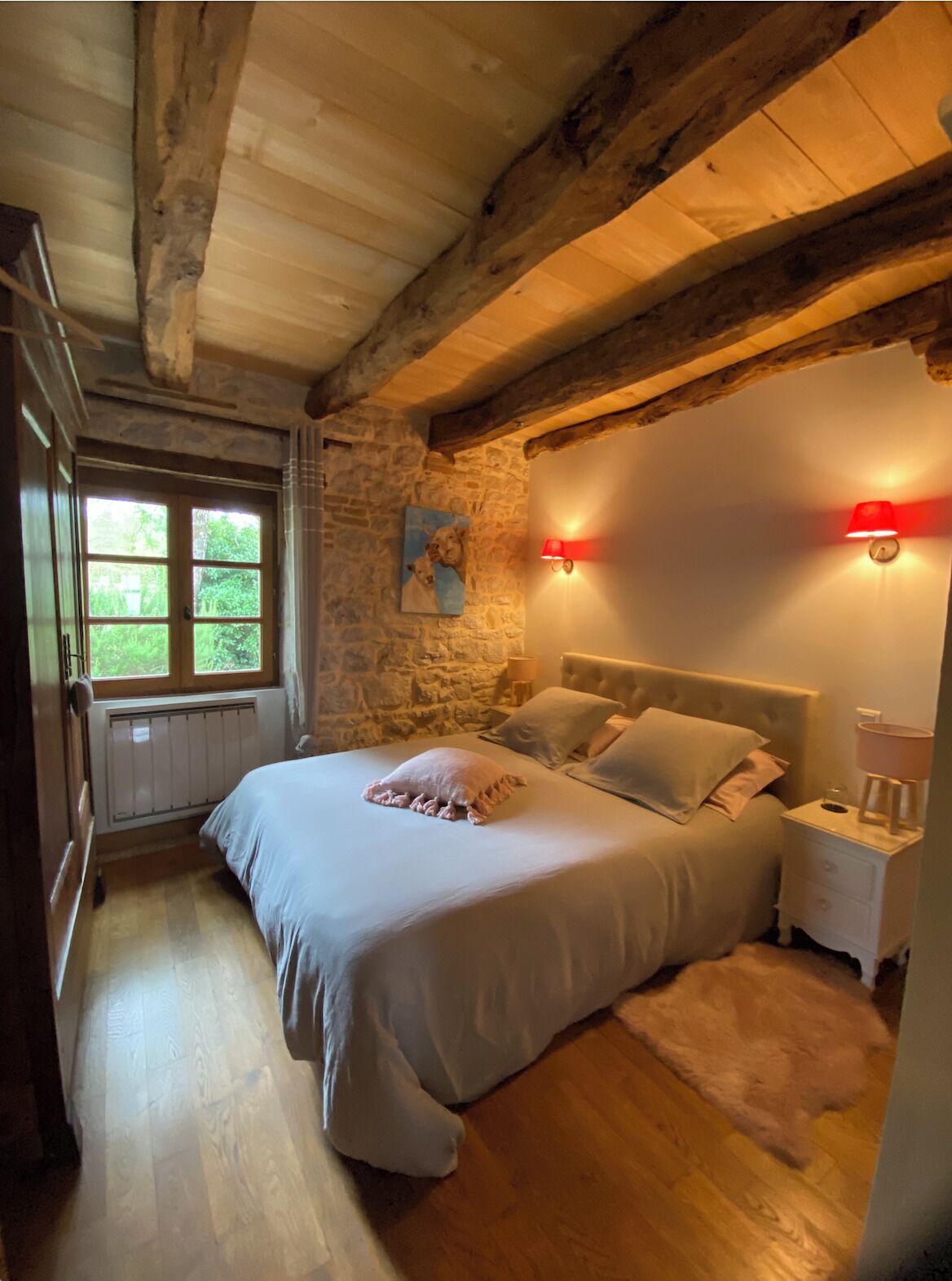 2 sovrum, värdeförvaringsskåp på rummet och skrivbord