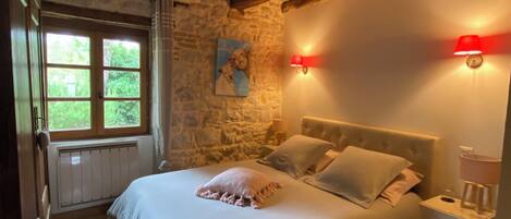 2 sovrum, värdeförvaringsskåp på rummet och skrivbord