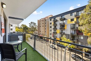 2 bedrooms - Oversized East Perth 2BR Pool Gym Parking (Perth)