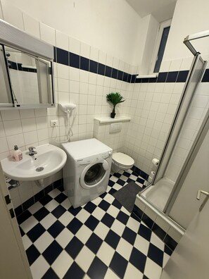 Basic Apartment | Bathroom