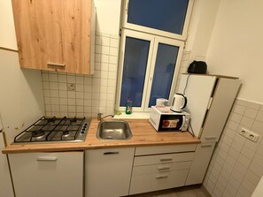 Apartamento básico | Cozinha privada | Geladeira, micro-ondas, fogão, cooktop