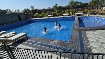 Kolam renang terbuka