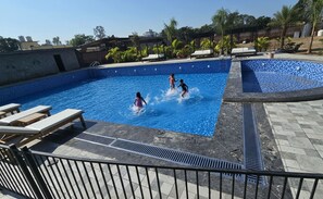 حمّام سباحة خارجي