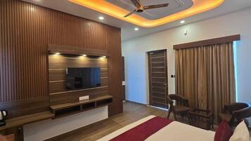 Deluxe Double Room, Garden View | Peralatan tempat tidur premium, gebar bulu kapas, busa memori, bar mini