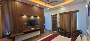 Deluxe Double Room, Garden View | Peralatan tempat tidur premium, gebar bulu kapas, busa memori, bar mini 