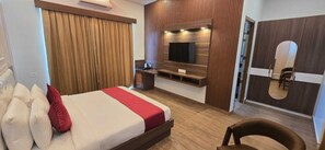 مكتب ومساحة عمل للكمبيوتر المحمول ومكواة/لوح كي وواي فاي مجانًا