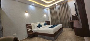 Suite familiar, balcón, vista al jardín | Ropa de cama de alta calidad, edredón y camas con efecto memoria 