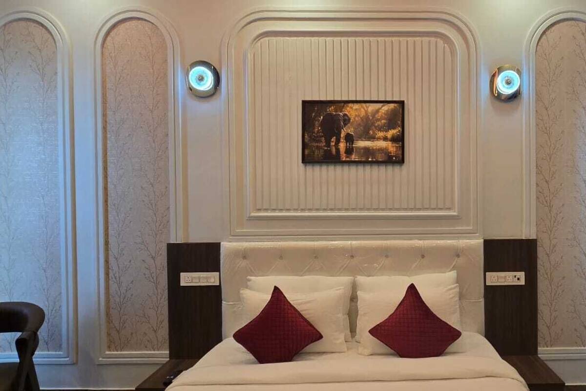 مكتب ومساحة عمل للكمبيوتر المحمول ومكواة/لوح كي وواي فاي مجانًا