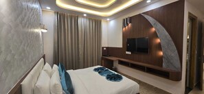 مكتب ومساحة عمل للكمبيوتر المحمول ومكواة/لوح كي وواي فاي مجانًا