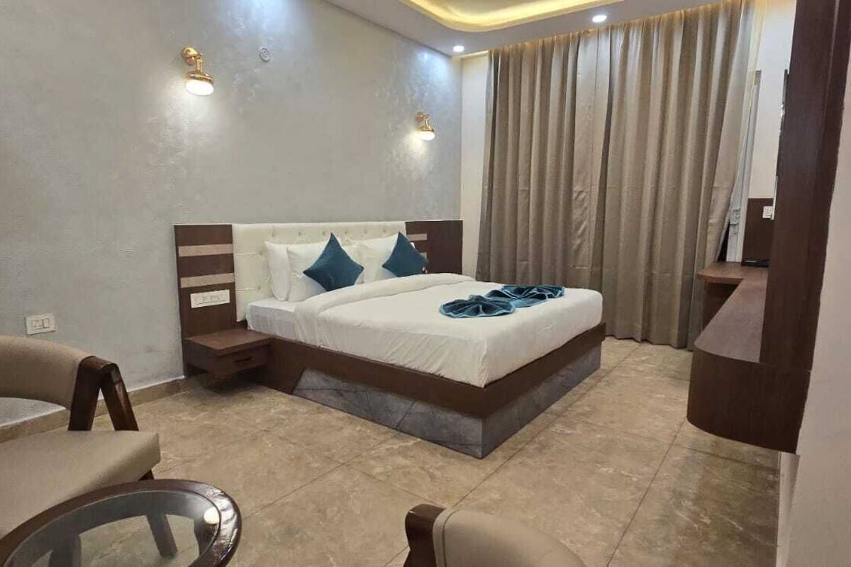 Family Suite, Balcony, Garden View | Desk, laptop workspace, iron/ironing board, free WiFi