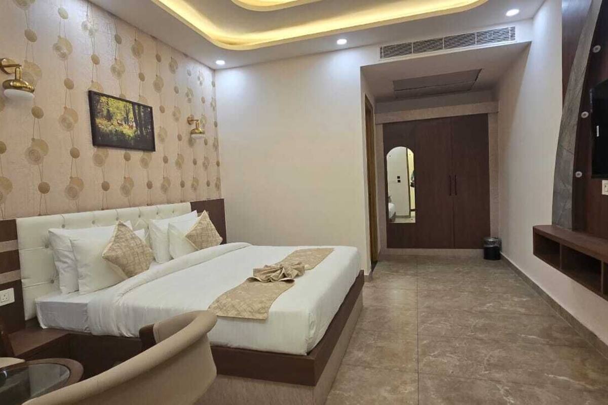 Superior Double Room, Balcony | Desk, laptop workspace, iron/ironing board, free WiFi