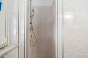 Douche, sèche-cheveux, bidet, serviettes fournies
