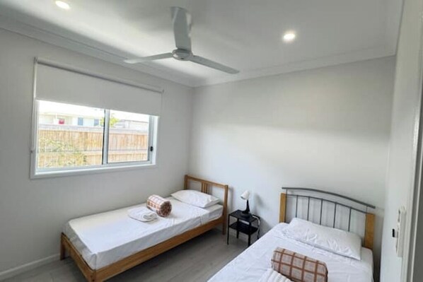 مكواة/لوح كي وواي فاي وملاءات أسرّة