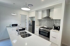 Private kitchen - House in Brisbane with Ensuite and Centralised A/C (Pallara)