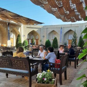 Outdoor dining - Muso To'ra Hotel (Khiva)