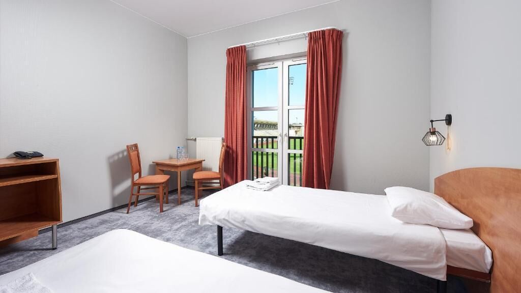 Habitación clásica con 1 cama matrimonial o 2 individuales | Escritorio y espacio para trabajar con laptop 