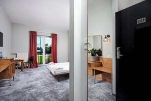 مكتب ومساحة عمل للكمبيوتر المحمول ومكواة/لوح كي وواي فاي مجانًا