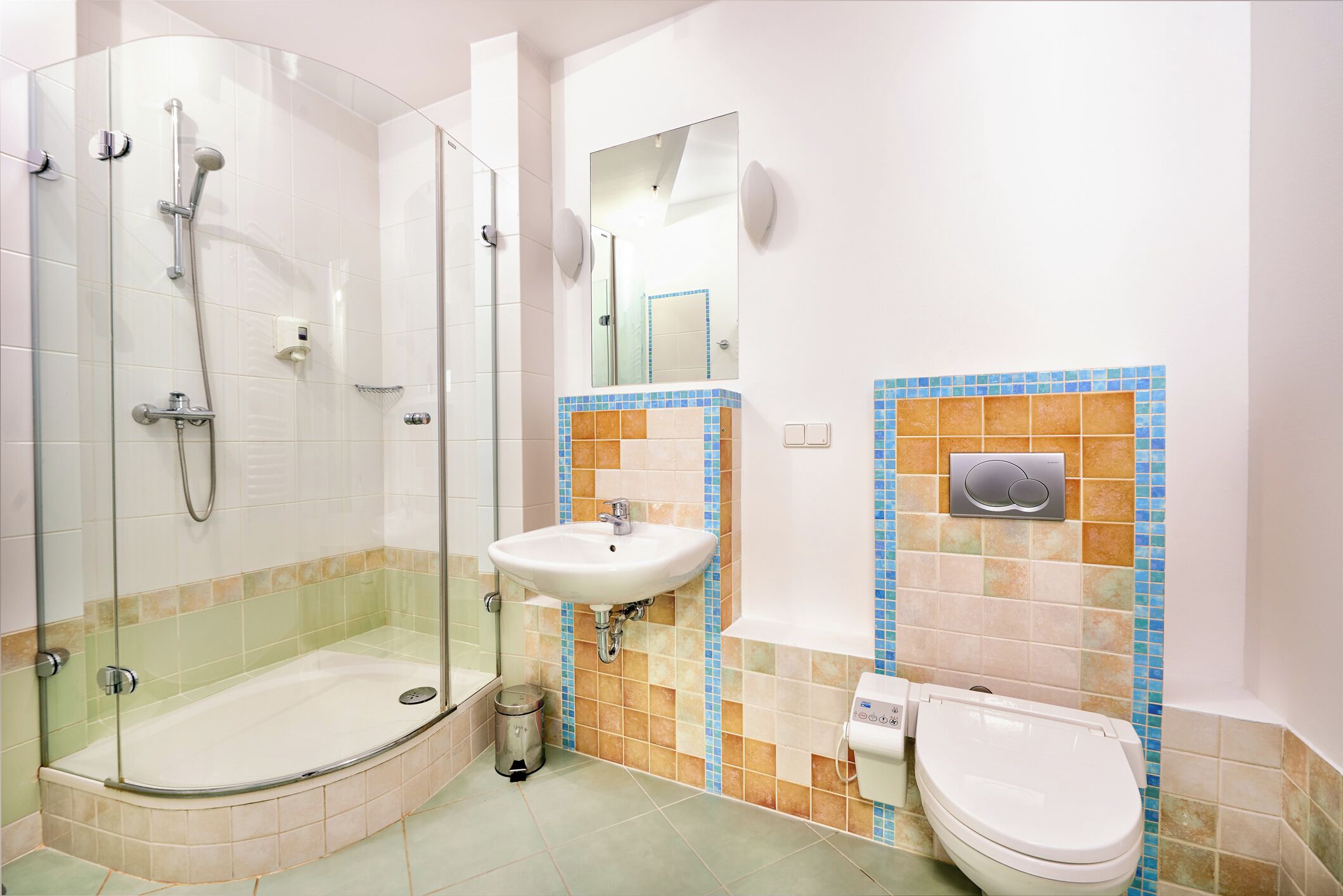 Deluxe Apartment | Bathroom | Shower, towels, soap, shampoo