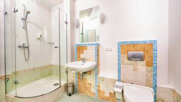 Deluxe Apartment | Bathroom | Shower, towels, soap, shampoo
