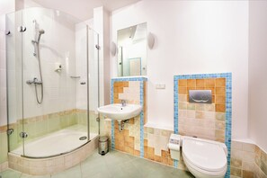 Deluxe Apartment | Bathroom | Shower, towels, soap, shampoo - Hotel Anton (Pruszków)