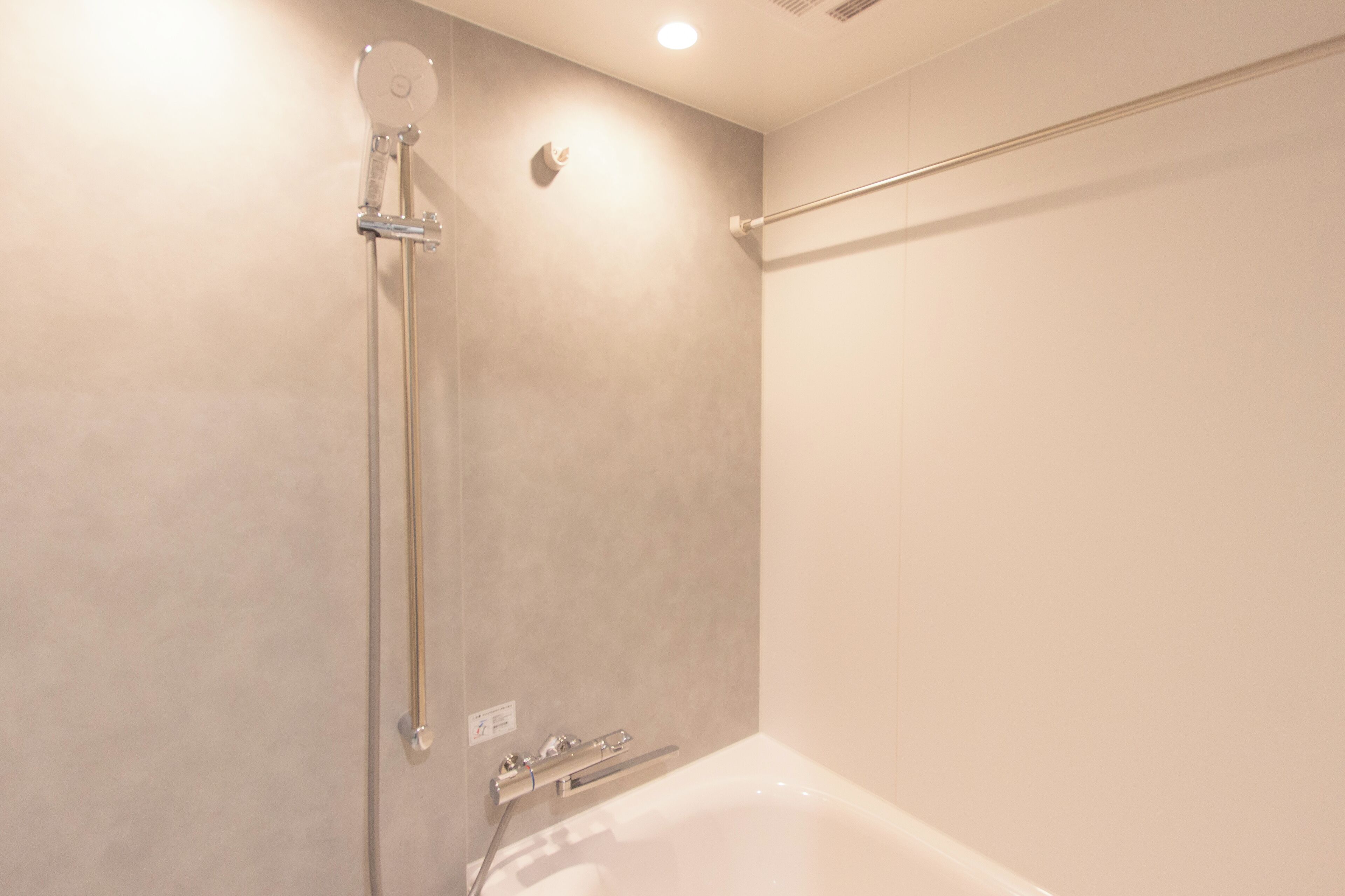 Un baño moderno con cabina de ducha, bañera y toallero.