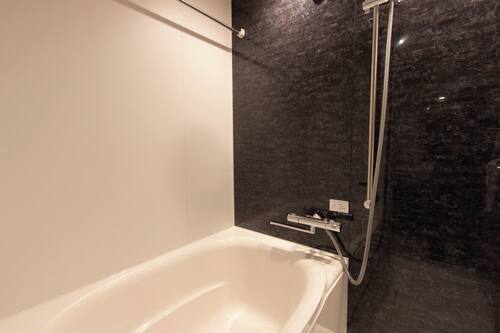 Habitación triple estándar | Baño | Tina con regadera, amenidades de baño gratuitas, secadora de cabello