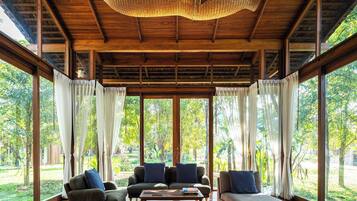 Perhetalo, jokinäköala | Oleskelualue | Älytelevisio