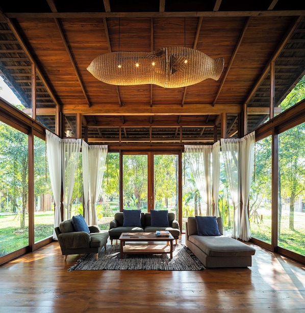 Casa família, vista para o rio | Área de estar | Smart TV