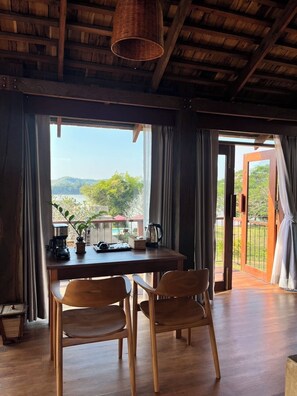 Suite, beranda, pemandangan sungai | Isi minibar gratis, brankas, meja kerja, dan tirai kedap cahaya