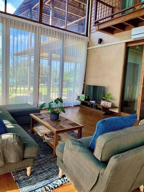 家庭独立别墅, 河景 | 起居区 | 智能电视