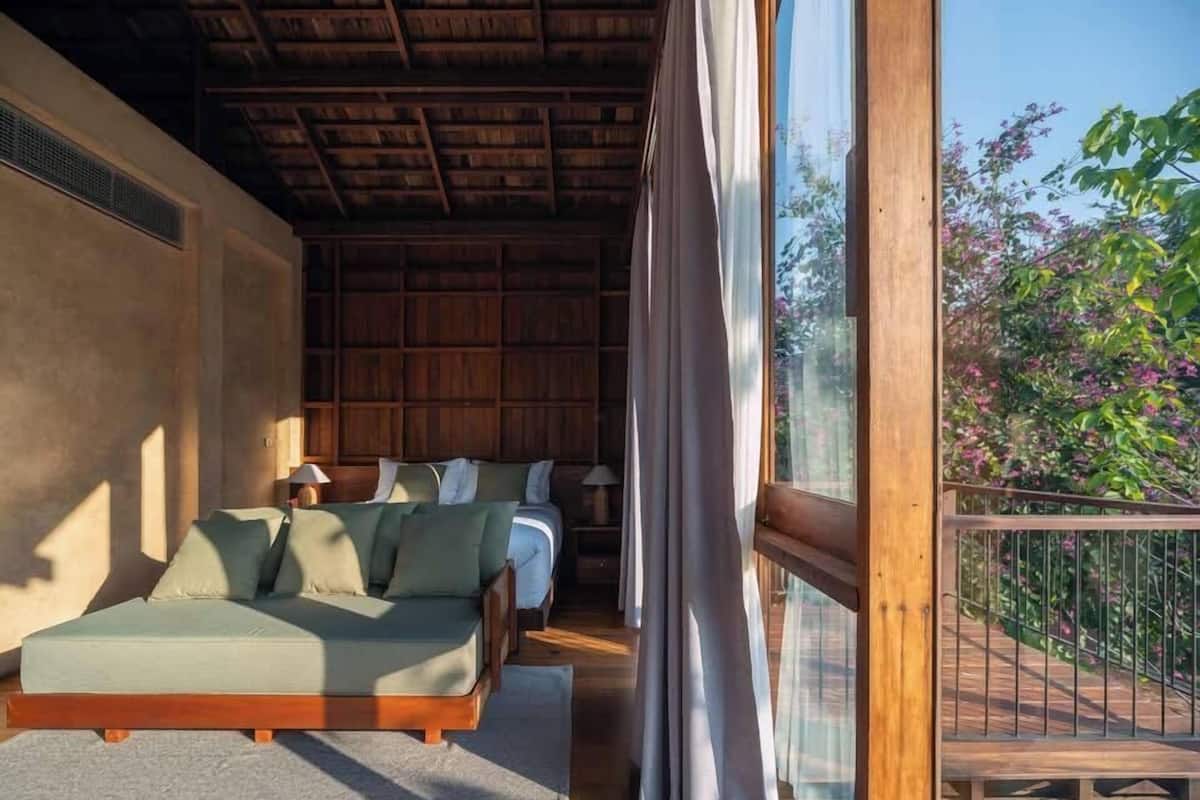 Suite, beranda, pemandangan sungai | Brankas, tirai kedap cahaya, dan Wi-Fi gratis