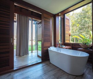 Junior Suite, River View | Bathroom | Separate bathtub and shower, free toiletries, hair dryer, bathrobes - Nachan The Antique Courtyard  (Chiang Khan)