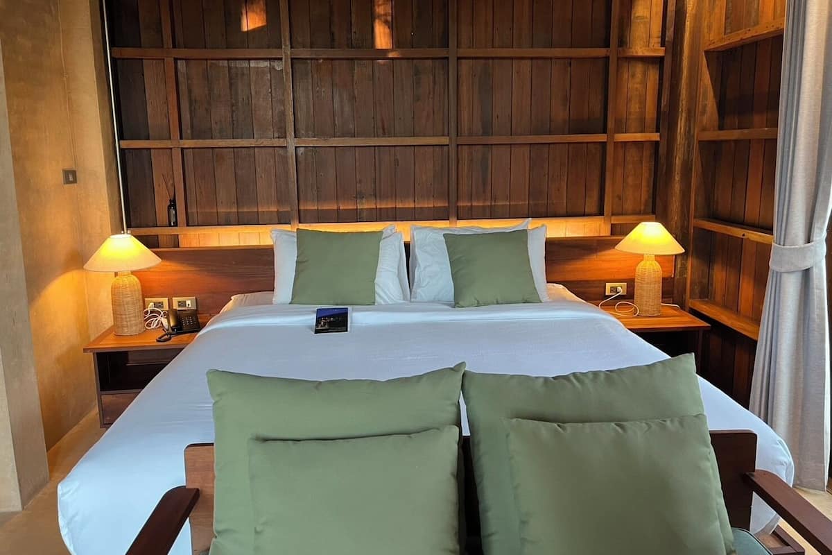 مأكولات ومشروبات مجانية في الميني بار وخزنة داخل الغرفة ومكتب