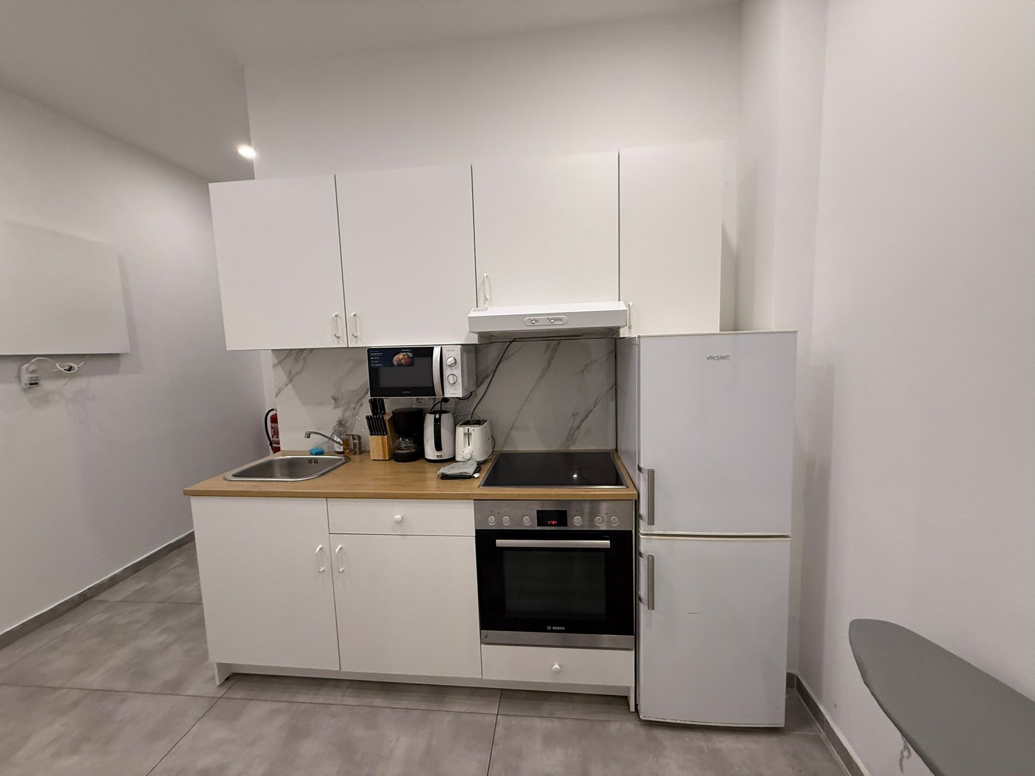 Appartement de base | Cuisine privée | Réfrigérateur, four à micro-ondes, un four, surface de cuisson