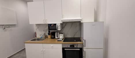 Basic Apartment | Private kitchen | Fridge, microwave, oven, stovetop