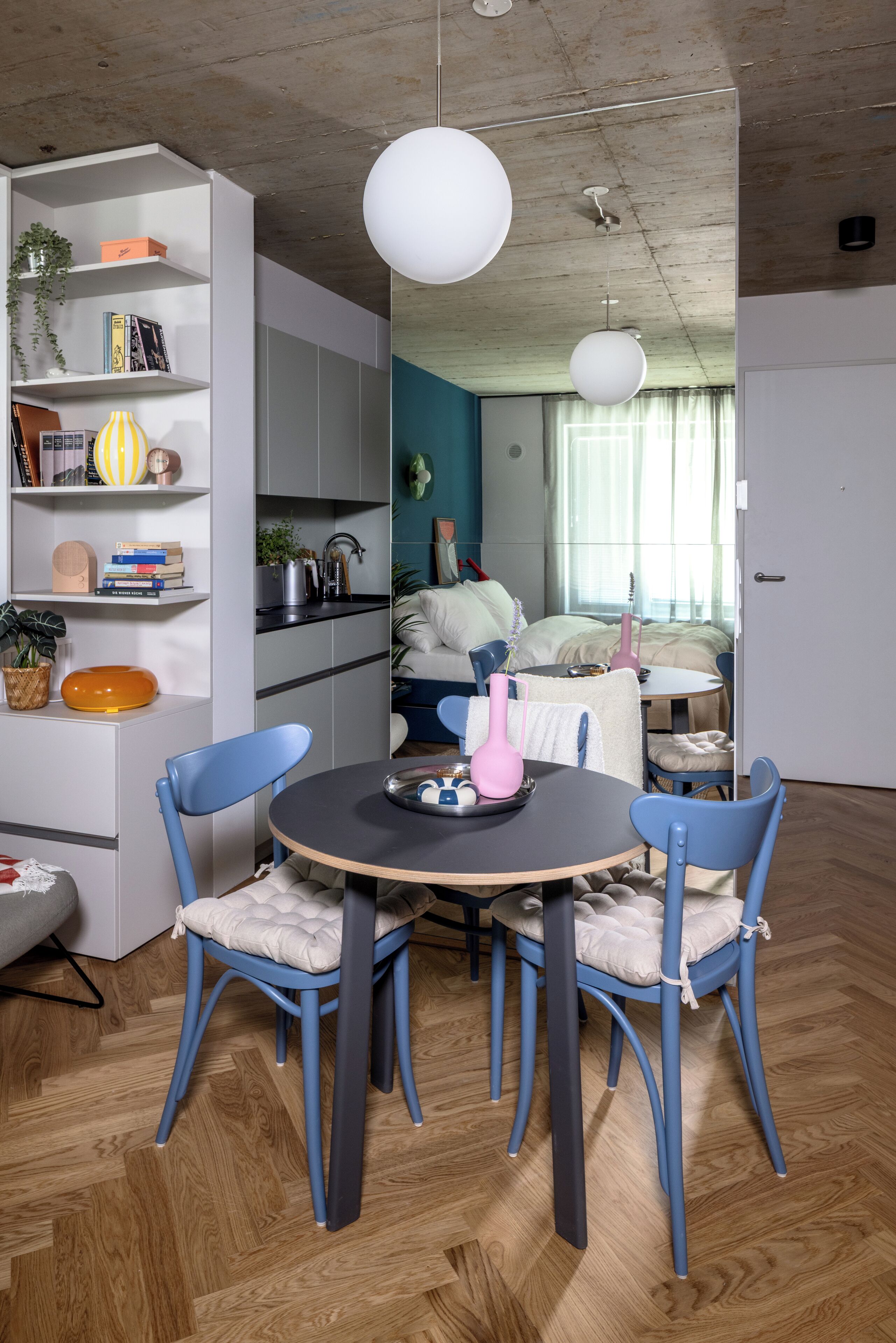 Escritorio, espacio para trabajar con laptop y wifi gratis 