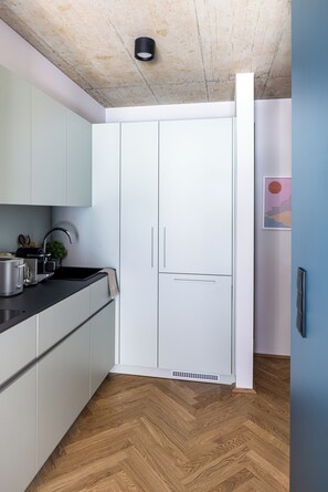 Suite Studio Premium, non-fumeurs, balcon | Cuisine privée | Réfrigérateur, micro-ondes, plaque de cuisson, lave-vaisselle