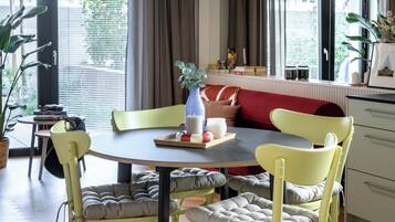 Superior-Apartment, Nichtraucher, Balkon | Wohnbereich | Fernseher