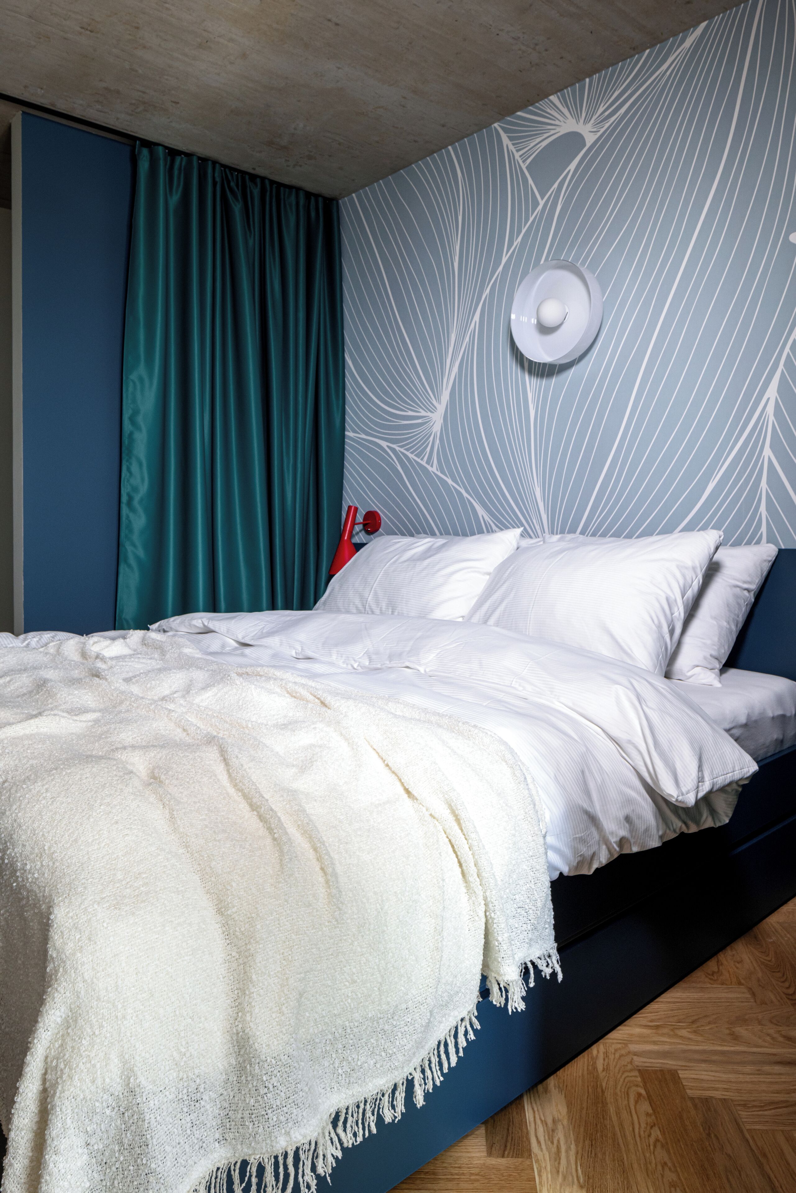 Desk, laptop workspace, free WiFi