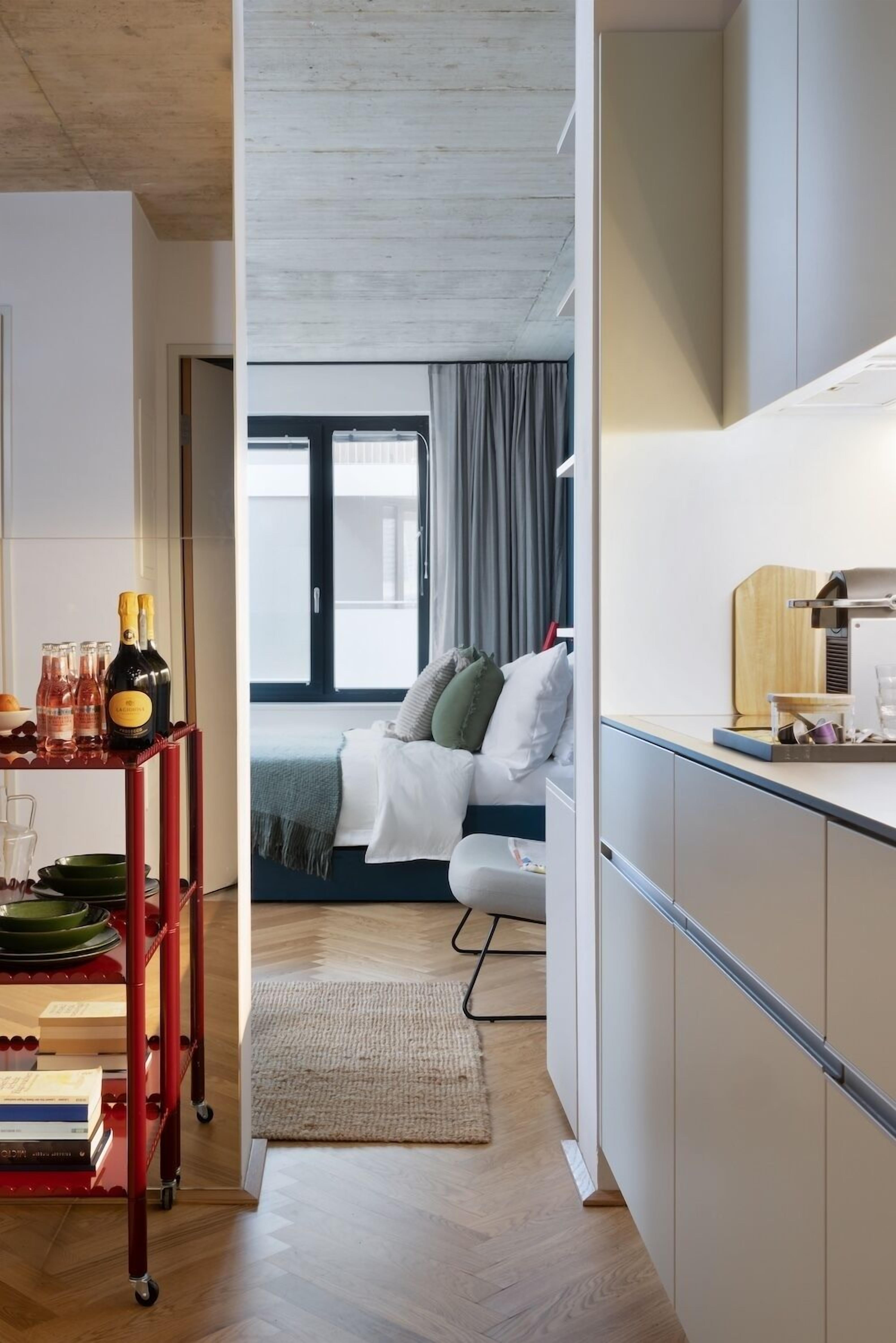 ثلاجة، ميكروويف، موقد طهي مسطح، غسالة أطباق